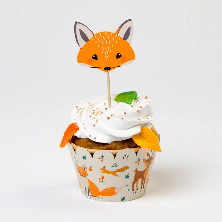 Cupcake Deko-Set mit Waldtier-Motiven Bär, Fuchs und Hirsch auf Holzstäbchen und Papiermanschetten.
