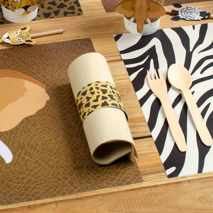 Tischdekoration mit Serviette und Leoparden-Serviettenring